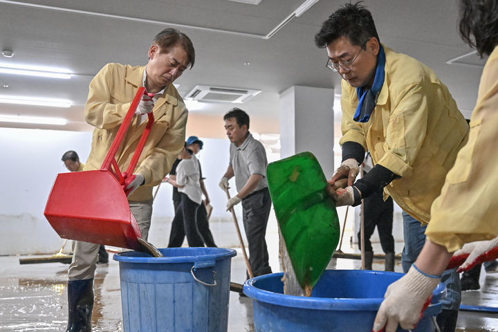 [광주=뉴시스] 박찬대 더불어민주당 당 대표 후보와 김이강 서구청장이 21일 폭우로 침수된 광주 서구 한 가구점 지하에서 수해 복구 작업에 나서고 있다. (사진 = 광주 서구 제공) 2025.07.21. photo@newsis.com *재판매 및 DB 금지