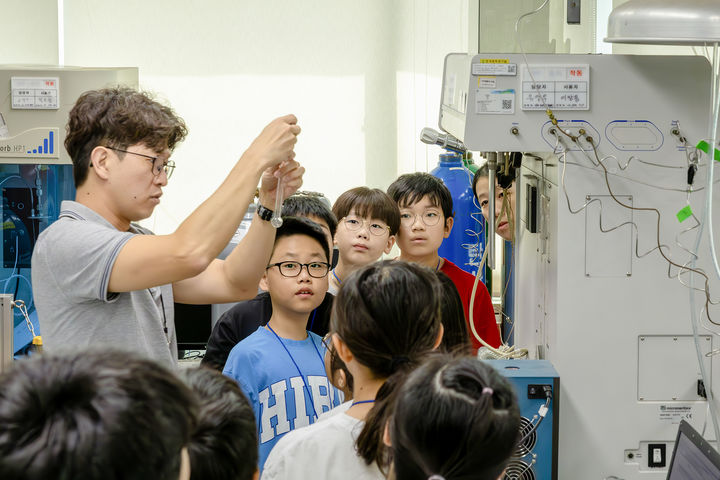 [대전=뉴시스] 21일 화학연구원서 열린 '제2회 케미로와요' 참가생들이 이산화탄소 전환실험실을 견학하는 모습(사진=화학연구원 제공) *재판매 및 DB 금지