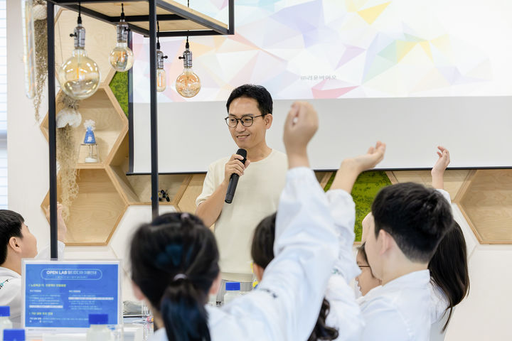 [대전=뉴시스] 청소년 화학 체험 프로그램인 '케미로와요' 참가생들에게 화학연 양경욱 대외협력실장이 프로그램 소개를 하고 있다. *재판매 및 DB 금지