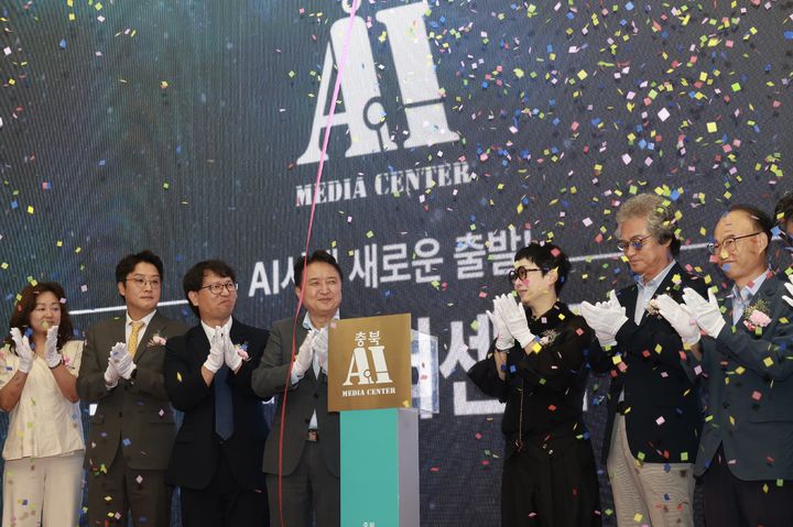 [청주=뉴시스] 21일 오송선하마루에서 열린 충북AI미디어센터 출범식에서 김영환 충북지사를 비롯한 관계자들이 테이프 커팅식을 하고 있다. (사진=충북도 제공) 2025.7.21. photo@newsis.com *재판매 및 DB 금지