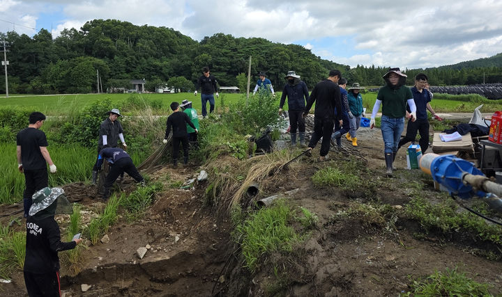 [서산=뉴시스] 서산시 4-H 연합회와 서산시 직원들이 21일 고북면 용암리 소재 한 호우피해농가를 방문해 봉사활동을 펼치고 있다. (사진=서산시 제공) 2025.07.21. photo@newsis.com *재판매 및 DB 금지