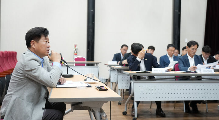 [제주=뉴시스] 오영훈 제주지사가 21일 제주문예회관 소극장에서 '제3차 광복 80주년 기념사업 준비위원회 및 추진 상황 보고회'에서 발언하고 있다. (사진=제주도 제공) 2025.07.21. photo@newsis.com *재판매 및 DB 금지