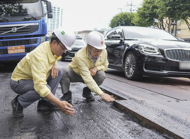 [광주=뉴시스] 송창헌 기자 =강기정 광주시장이 21일 오후 광주 서구 상무중학교 인근 도시철도 2호선 1단계 공사 현장에서 복공판과 도로면 단차 해소를 위한 주행차로 덧씌우기(포장) 공사 진행 과정을 살펴보고 있다. (사진=광주시 제공) 2025.07.21 photo@newsis.com *재판매 및 DB 금지