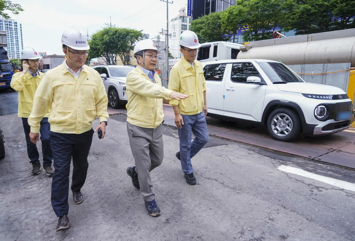 [광주=뉴시스] 송창헌 기자 =강기정 광주시장이 21일 오후 광주 서구 상무중학교 인근 도시철도 2호선 1단계 공사 현장에서 복공판과 도로면 단차 해소를 위한 주행차로 덧씌우기(포장) 공사 진행 과정을 살펴보고 있다. (사진=광주시 제공) 2025.07.21 photo@newsis.com *재판매 및 DB 금지