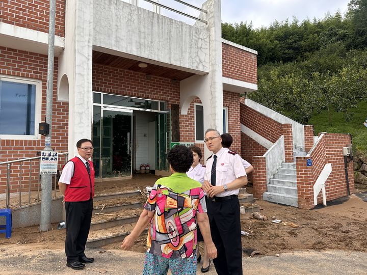 [서울=뉴시스] 구세군 산청에서 호후 피해 지역 긴급 구호 지원 (사진=구세군 제공) 2025.07.21. photo@newsis.com *재판매 및 DB 금지