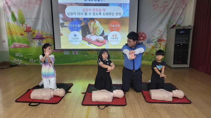 [완도=뉴시스] 완도해양경찰서 관계자가 학생들을 대상으로 심폐소생술 방법을 가르치고 있다. (사진 = 완도해경 제공) 2025.07.21. photo@newsis.com *재판매 및 DB 금지