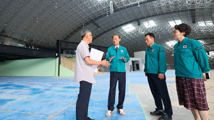 [창원=뉴시스] 강경국 기자 = 손태화 경남 창원시의회 의장이 21일 대상공원 민간공원 조성 특례사업으로 조성 중인 맘스프리존을 방문해 공사 진행 상황을 점검하고 있다. (사진=창원시청 제공). 2025.07.21. photo@newsis.com *재판매 및 DB 금지