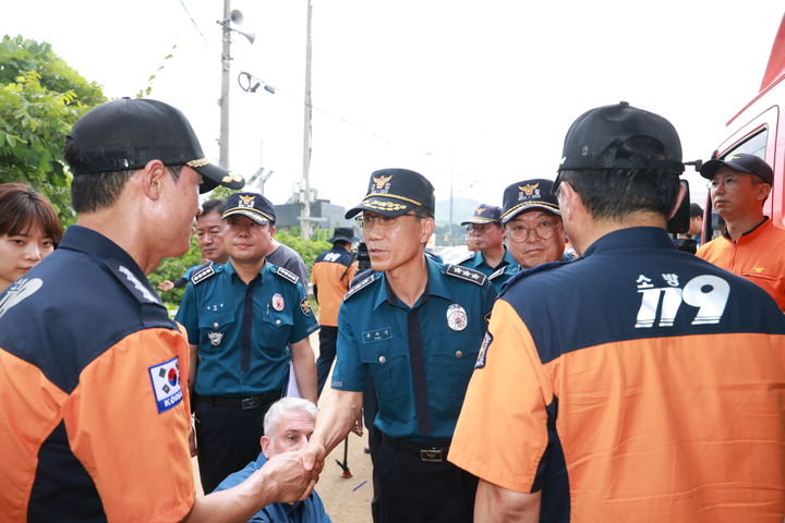 [서울=뉴시스] 유재성 경찰청장 직무대행이 21일 경기 가평 집중호우 현장을 찾아 실종사 수색 현황을 점검했다. (사진=경찰청 제공) photo@newsis.com *재판매 및 DB 금지