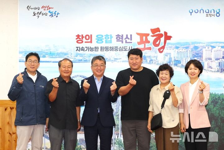 [포항=뉴시스] 송종욱 기자 = 경북 포항시가 유튜브 380만 구독자인 '흥삼이네'와 홍보 협력을 강화한다. 사진은 21일 시청 대외협력실에서 장상길(왼쪽에서 세 번째) 부시장과 유튜버 흥삼이네 가족이 기념 촬영하는 모습. (사진=포항시 제공) 2025.07.21. photo@newsis.com