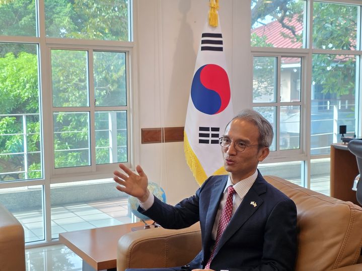 [쿠알라룸푸르=뉴시스] 여승배 주말레이시아 대한민국 대사가 17일(현지 시간) 말레이시아 쿠알라룸푸르 잘란 암팡 주말레이시아 대한민국 대사관에서 뉴시스와의 인터뷰에 응하고 있다. (사진=주말레이시아 대사관 제공) *재판매 및 DB 금지