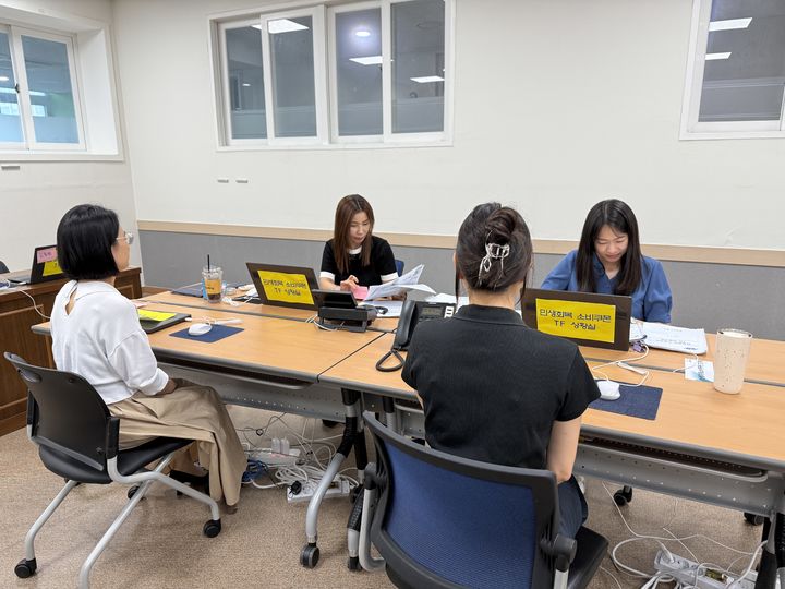 [광주=뉴시스] 21일 오전 광주 남구 민생회복 소비쿠폰 TF팀이 업무를 처리하고 있다. (사진 = 광주 남구 제공) 2025.07.21. photo@newsis.com *재판매 및 DB 금지