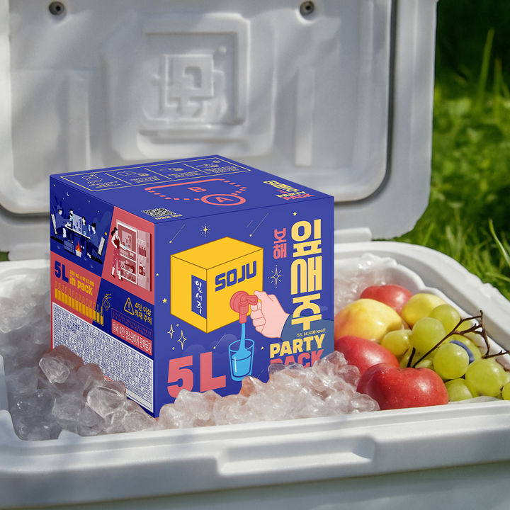 [광주=뉴시스] 보해양조는 21일 소주업계 처음으로 5ℓ, 10ℓ 대용량 소주 '잎새주 파티팩'을 출시한다고 밝혔다. (사진=보해양조 제공). 2025.07.21. photo@newsis.com *재판매 및 DB 금지