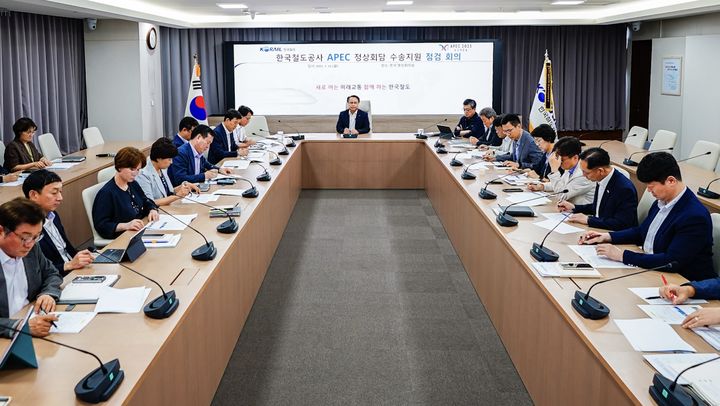 [서울=뉴시스] 코레일은 21일 오전 대전사옥에서 전국 영상회의를 열고, APEC 철도분야 준비상황을 점검하고 있다. 2025.07.21. (사진=코레일 제공) photo@newsis.com *재판매 및 DB 금지