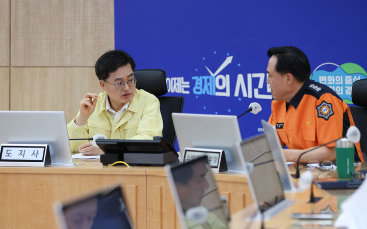 [수원=뉴시스] 21일 오전 경기도청에서 김동연 경기도지사가 집중호우 피해 수습과 복구 지원을 위한 긴급대책회의를 하고 있다. (사진=경기도 제공) 2025.07.21. photo@newsis.com *재판매 및 DB 금지