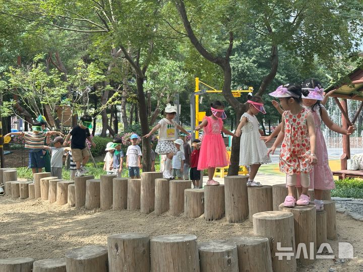 [과천=뉴시스] 과천시가 최근 관내 갈현어린이집 유아 20명을 대상으로 '어린이 안전 체험 교육'을 했다. (사진=과천시 제공).
