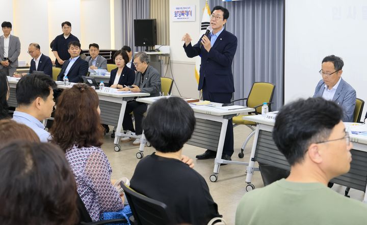 [화성=뉴시스] 정명근 화성시장이 21일 동탄권역 정책간담회에서 시정 현안에 대해 설명하고 있다.(사진=화성시 제공02025.07.21.photo@newsis.com *재판매 및 DB 금지
