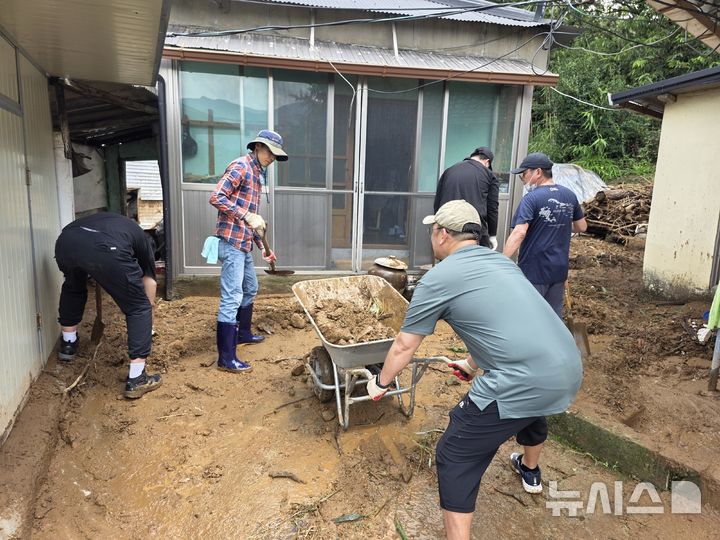 [산청=뉴시스]경남도청 공무원 등이 21일 산청군 산청읍 호우피해 주택에서 토사 제거 등 피해 복구 활동을 하고 있다.(사진=경남도 제공) 2025.07.21. photo@newsis.com