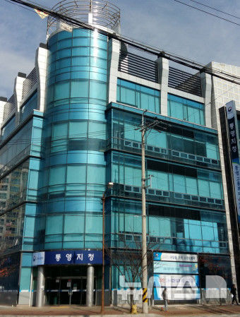 [통영=뉴시스] 신정철 기자= 고용노동부통영지청은 장기간 체불된 임금지급에 대한 책임을 회피하고 고의로 근로감독관의 출석요구에도 불응한 사업주에 대해 체포영장을 집행했다고 21일 밝혔다.사진은 고용노동부통영지청 청사 전경.(사진=뉴시스DB).2025.07.21. sin@newsis.com 