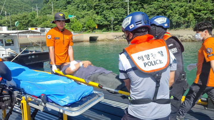 [통영=뉴시스] 신정철 기자= 통영해양경찰서는 21일 오후 2시 53분께 경남 통영시 욕지도 펜션 내에서 모터 수리를 하던 50대가 열사병으로 쓰러지자 들것과 연안구조정을 이용하여 통영시 산양읍&nbsp; 달아항으로 이송한 뒤 대기중이던 119구급대에 인계했다.(사진=통영해경 제공).2025.07.21. photo@newsis.com *재판매 및 DB 금지