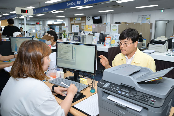 [거제=뉴시스] 신정철 기자= 변광용 거제시장은 지역경제 활성화를 위해 추진 중인 ‘민생회복 소비쿠폰’ 지급이 21일부터 본격적으로 시작됨에 따라, 면·동 주민센터 접수처를 방문해 시민 불편 사항이 없는지를 점검하고 직접 지급신청 접수를 받고 있는 모습.(사진=거제시 제공).2025.07.21. photo@newsis.com *재판매 및 DB 금지