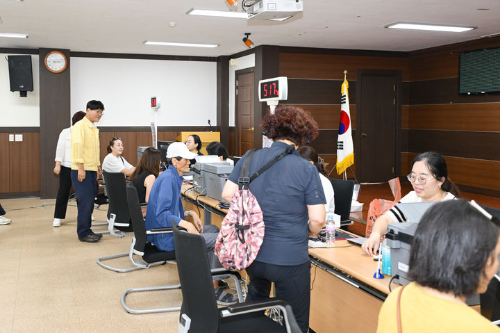 [거제=뉴시스] 신정철 기자= 변광용 거제시장은 지역경제 활성화를 위해 추진 중인 ‘민생회복 소비쿠폰’ 지급이 21일부터 본격적으로 시작됨에 따라, 면·동 주민센터 접수처를 다시 한번 방문해 현장 상황을 점검했다. 변광용 거제시장(사진. 왼쪽 첫번째)이 지급 첫날인 21일, 직접 면·동 주민센터를 방문해 접수 현황을 확인하고, 시민 불편 사항이 없는지를 중점적으로 점검하고 있는 모습.(사진=거제시 제공).2025.07.21. photo@newsis.com *재판매 및 DB 금지