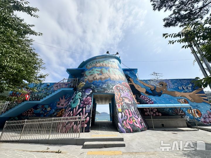 [거제=뉴시스] 신정철 기자= 경남 거제시 일운면 와현해수욕장이 21일, 지역 고유의 자연과 문화를 담은 그래피티 예술로 새롭게 단장했다.사진은 그래피티 전문 작가단체인 매드덕그래피티가 해수욕장의 노후된 공공시설에 거제의 자연환경과 해양 생태 등 지역 상징물을 시각적으로 구현해, 문화예술적 가치를 더한 현대적 그래피티 작품으로 재탄생시킨 모습.(사진=거제시 제공).2025.07.21. photo@newsis.com