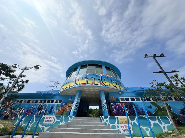 [거제=뉴시스] 신정철 기자= 경남 거제시 일운면 와현해수욕장이 21일, 와현해수욕장을 찾는 시민과 관광객들에게 특별한 문화 경험을 제공하기 위해 지역 고유의 자연과 문화를 담은 그래피티 예술로 새롭게 단장했다. 사진은 ‘와현해수욕장 그래피티아트’ 프로젝트 추진 모습.(사진=거제시 제공).2025.07.21. photo@newsis.com *재판매 및 DB 금지