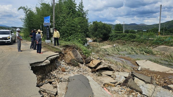 [창원=뉴시스]낙동강유역환경청장, 경남 집중호우 피해 지역 긴급 점검.(사진=낙동강유역환경청 제공) 2025.07.21.photo@newsis.com *재판매 및 DB 금지