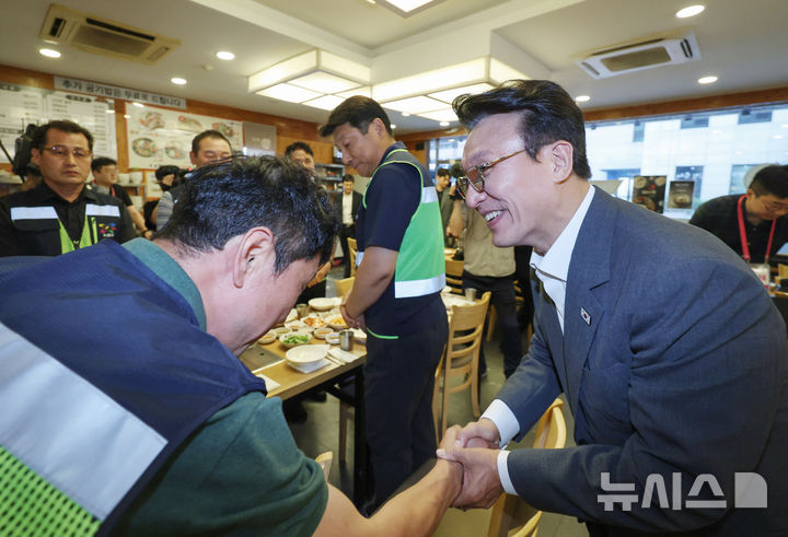 [서울=뉴시스] 김진아 기자 = 김민석 국무총리가 '민생회복 소비쿠폰' 신청 첫 날인 21일 오전 서울 노원구 한 식당을 찾아 환경공무관들과 식사하기 앞서 인사를 나누고 있다. 2025.07.21. bluesoda@newsis.com