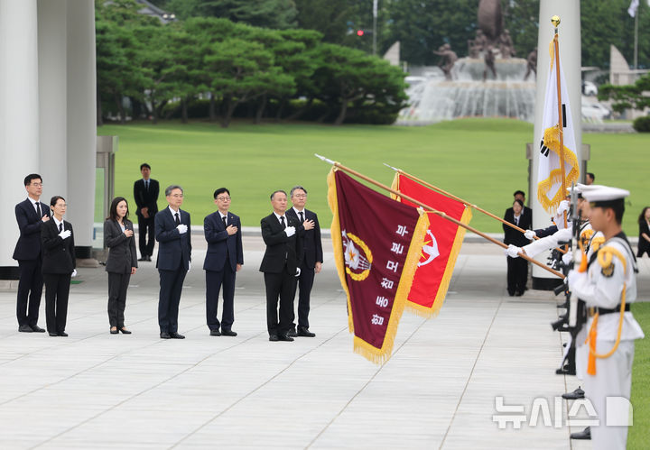 [서울=뉴시스] 황준선 기자 = 조현 신임 외교부 장관이 21일 오전 서울 동작구 국립서울현충원에서 국기에 경례하고 있다. 2025.07.21. hwang@newsis.com