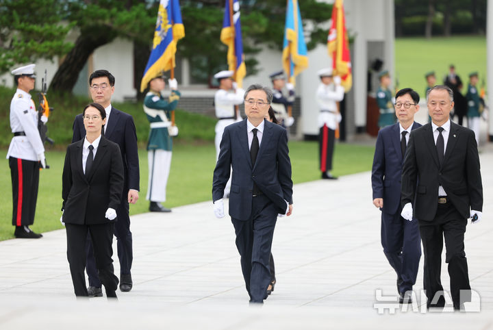[서울=뉴시스] 황준선 기자 = 조현 신임 외교부 장관이 21일 오전 서울 동작구 국립서울현충원에서 참배하기 위해 현충탑으로 이동하고 있다. 2025.07.21. hwang@newsis.com