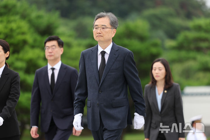 [서울=뉴시스] 황준선 기자 = 조현 신임 외교부 장관이 21일 오전 서울 동작구 국립서울현충원에서 참배하기 위해 현충탑으로 이동하고 있다. 2025.07.21. hwang@newsis.com