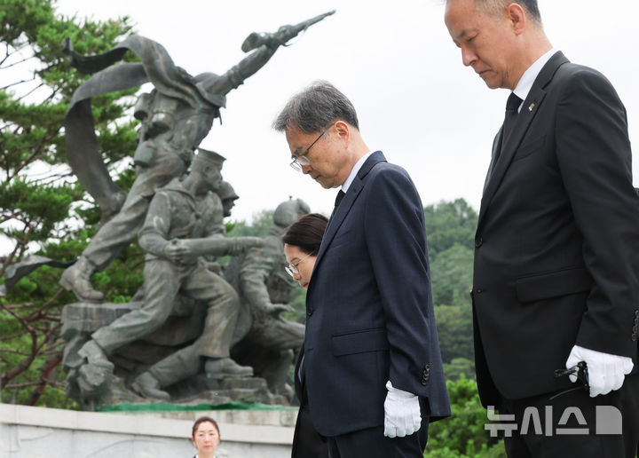 [서울=뉴시스] 황준선 기자 = 조현 신임 외교부 장관이 21일 오전 서울 동작구 국립서울현충원에서 참배하고 있다. 2025.07.21. hwang@newsis.com