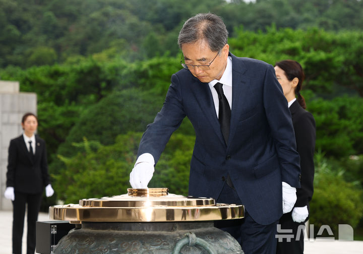 [서울=뉴시스] 황준선 기자 = 조현 신임 외교부 장관이 21일 오전 서울 동작구 국립서울현충원 현충탑에 분향하고 있다. 2025.07.21. hwang@newsis.com
