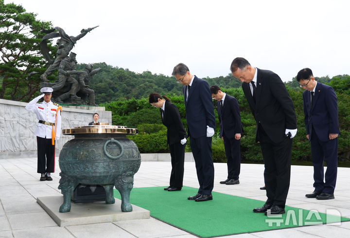 [서울=뉴시스] 황준선 기자 = 조현 신임 외교부 장관이 21일 오전 서울 동작구 국립서울현충원 현충탑에 참배하고 있다. 2025.07.21. hwang@newsis.com