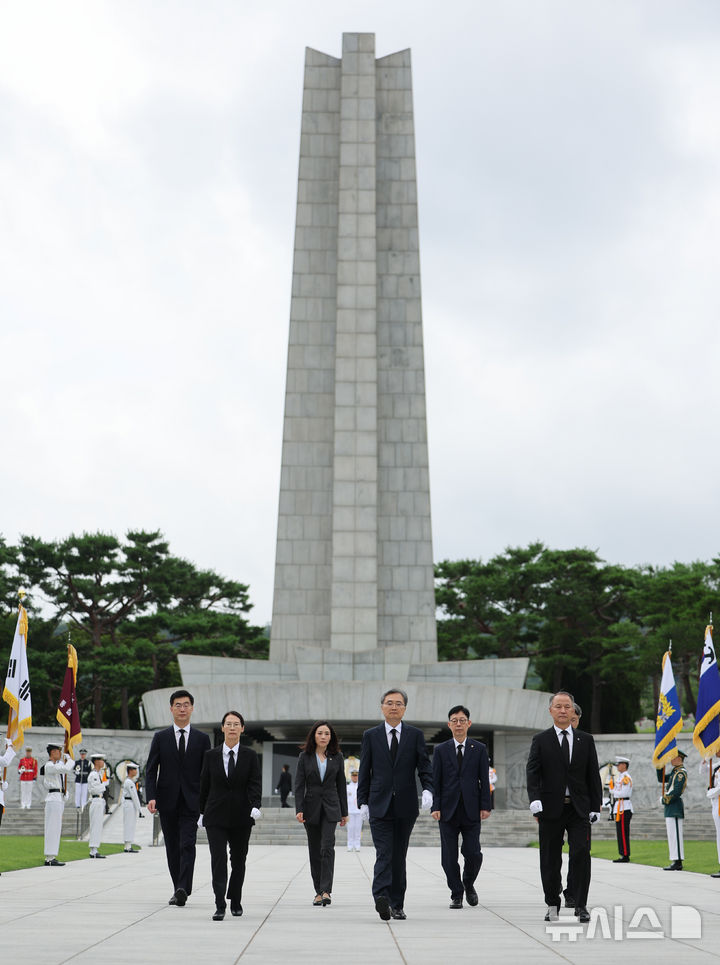 [서울=뉴시스] 황준선 기자 = 조현 신임 외교부 장관이 21일 오전 서울 동작구 국립서울현충원에서 참배를 마친 뒤 이동하고 있다. 2025.07.21. hwang@newsis.com