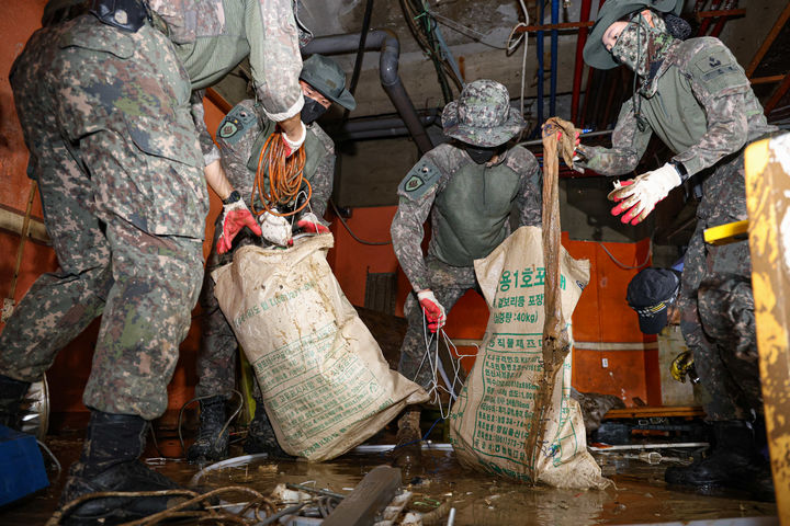 [서울=뉴시스] 육군 제31사단 장병들이 지난 20일 광주광역시 북구 신안동 일대 침수 피해를 입은 상가 및 주택에서 수해 복구 작업을 하고 있다. (사진=육군 제공) 2025.07.21. photo@newsis.com *재판매 및 DB 금지