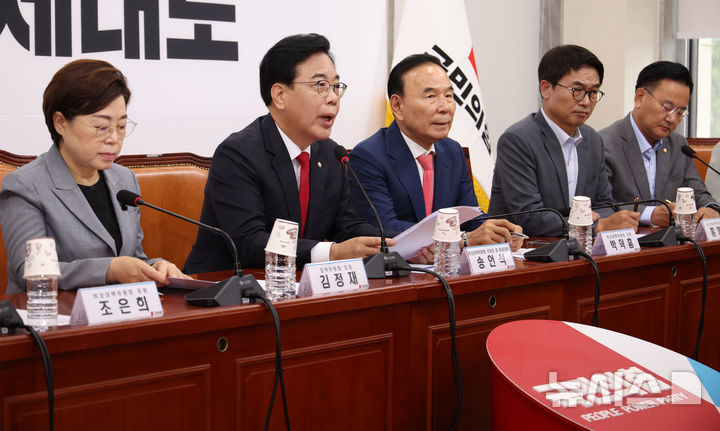 [서울=뉴시스] 김금보 기자 = 송언석(왼쪽 두번째) 국민의힘 비상대책위원장 겸 원내대표가 21일 서울 국회에서 열린 비상대책위원회의에서 발언하고 있다. 2025.07.21. kgb@newsis.com