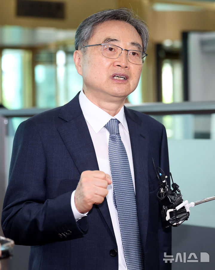 [서울=뉴시스] 추상철 기자 = 조현 외교부 장관이 21일 오전 서울 종로구 외교부로 첫 출근하며 취재진의 질문에 답변하고 있다. 2025.07.21. scchoo@newsis.com