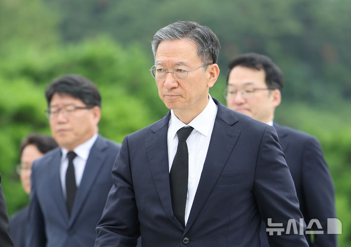 [서울=뉴시스] 황준선 기자 = 정성호 신임 법무부 장관이 21일 오전 서울 동작구 국립서울현충원 현충탑에 참배하기 위해 이동하고 있다. 2025.07.21. hwang@newsis.com