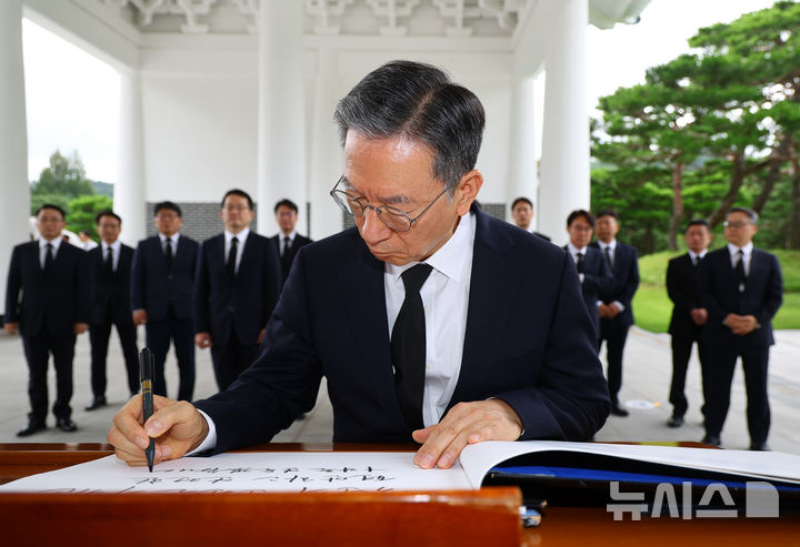 [서울=뉴시스] 황준선 기자 = 정성호 신임 법무부 장관이 21일 오전 서울 동작구 국립서울현충원 현충탑에 참배를 마친 뒤 방명록을 작성하고 있다. 2025.07.21. hwang@newsis.com