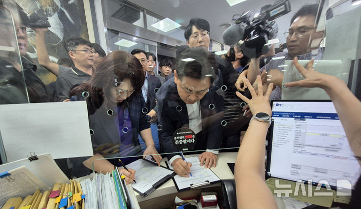 [완주=뉴시스] 김얼 기자 = 김관영(가운데) 전북특별자치도지사가 21일 전북 완주군 삼례읍 행정복지센터를 방문해 전입신고를 하고 있다. 김관영 전북특별자치도지사는 완주-전주 통합을 위해 완주군으로 이사하며 주소지를 옮기고 완주군민들과 함께 소통하며 지내려는 취지로 완주군으로 전입 했다. 2025.07.21. pmkeul@newsis.com