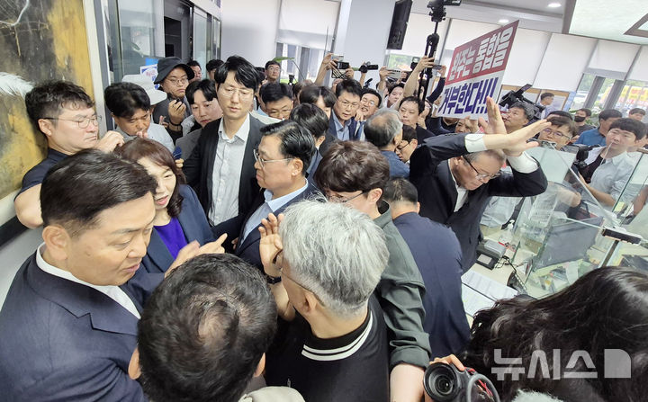 [완주=뉴시스] 김얼 기자 = 김관영(왼쪽) 전북특별자치도지사가 21일 전북 완주군 삼례읍 행정복지센터를 방문해 전입신고를 하기 위해 순서를 기다리고 있다. 김관영 전북특별자치도지사는 완주-전주 통합을 위해 완주군으로 이사하며 주소지를 옮기고 완주군민들과 함께 소통하며 지내려는 취지로 완주군으로 전입 했다. 2025.07.21. pmkeul@newsis.com