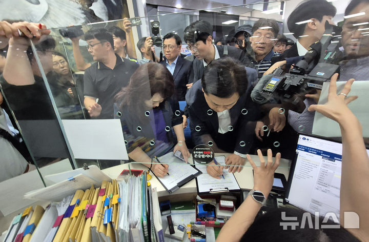 [완주=뉴시스] 김얼 기자 = 김관영(가운데) 전북특별자치도지사가 21일 전북 완주군 삼례읍 행정복지센터를 방문해 전입신고를 하고 있다. 김관영 전북특별자치도지사는 완주-전주 통합을 위해 완주군으로 이사하며 주소지를 옮기고 완주군민들과 함께 소통하며 지내려는 취지로 완주군으로 전입 했다. 2025.07.21. pmkeul@newsis.com