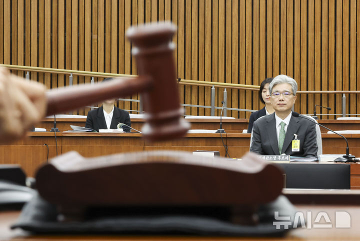 [서울=뉴시스] 고승민 기자 = 김상환 헌법재판소장 후보자가 21일 서울 여의도 국회에서 열린 인사청문특별위원회에 출석해 자리에 앉아있다. 2025.07.21. kkssmm99@newsis.com