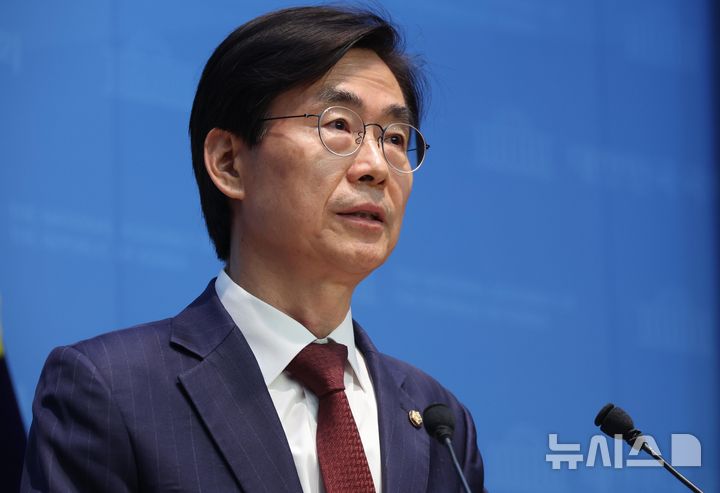 [서울=뉴시스] 조성봉 기자 = 조경태 국민의힘 의원이 21일 오전 서울 여의도 국회 소통관에서 당대표 출마선언 기자회견을 하고 있다. 2025.07.21. suncho21@newsis.com 