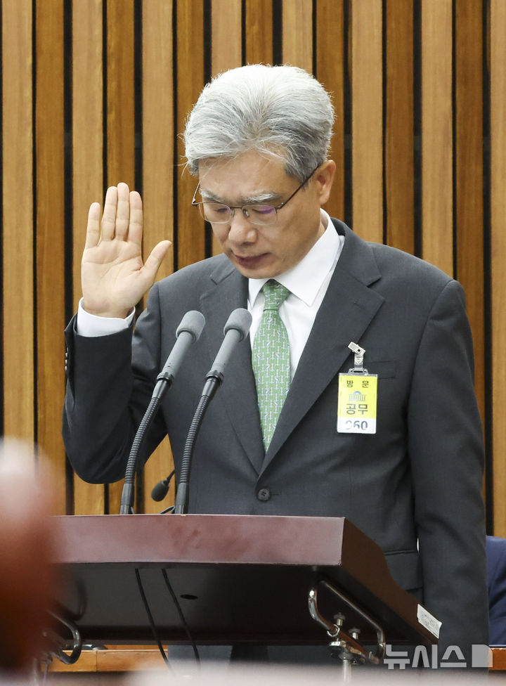 [서울=뉴시스] 고승민 기자 = 김상환 헌법재판소장 후보자가 21일 서울 여의도 국회에서 열린 인사청문특별위원회에서 선서를 하고 있다. 2025.07.21. kkssmm99@newsis.com