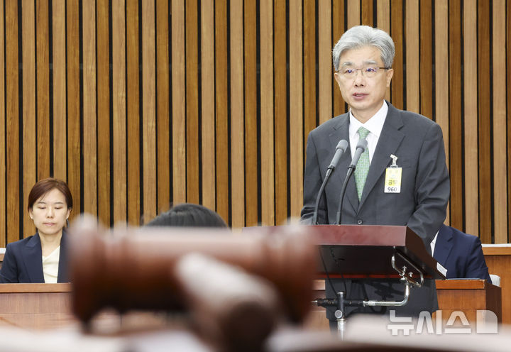 [서울=뉴시스] 고승민 기자 = 김상환 헌법재판소장 후보자가 21일 서울 여의도 국회에서 열린 인사청문특별위원회에서 모두발언을 하고 있다. 2025.07.21. kkssmm99@newsis.com