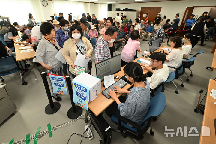 [광주=뉴시스] 이영주 기자 = 민생회복 소비쿠폰 1차 신청이 시작된 21일 오전 광주 북구 두암3동 행정복지센터에서 주민들이 선불카드를 신청하고 있다. 2025.07.21. leeyj2578@newsis.com