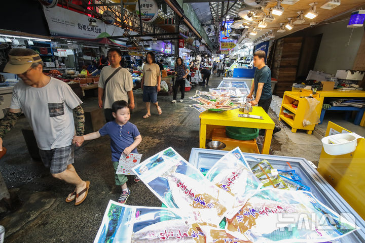 [제주=뉴시스] 민생회복 소비쿠폰 1차 지급을 실시하는 지난 7월21일 오전 제주시 일도1동 제주동문시장에 소비자들의 발걸음이 이어지고 있다. (사진=뉴시스 DB). photo@newsis.com 